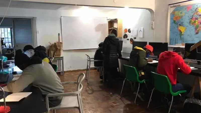  Uno de los grupos de alfabetización. Los voluntarios que les enseñan destacan la ilusión y el esfuerzo que ponen los alumnos. SOMOS MADRID 