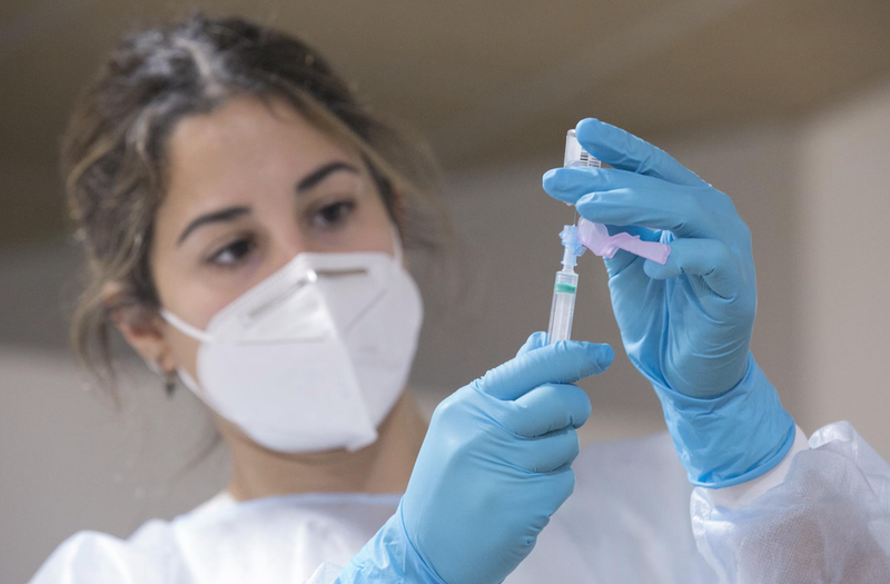  Una enfermera de Atención Primaria prepara una dosis de la vacuna Pfizer-BioNTech contra el coronavirus, foto de archivo - EUROPA PRESS/J.Peteiro. POOL - Europa Press 