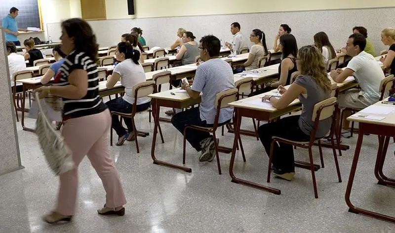 EFE/ANDALUCIA SEV02. SEVILLA, 19/06/2011.- Una de las aulas de la Escuela de Ingenieros en Sevilla donde se han dado cita esta mañana los aspirantes a cubrir 3.796 plazas en un el concurso-oposición para el cuerpo de maestros de Infantil y Primaria convocado por la Junta de Andalucía. EFE/Julio Muñoz