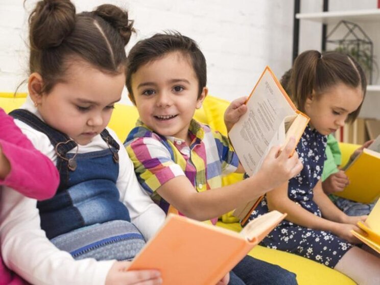  Grupo de niños leyendo. Imagen de archivo 