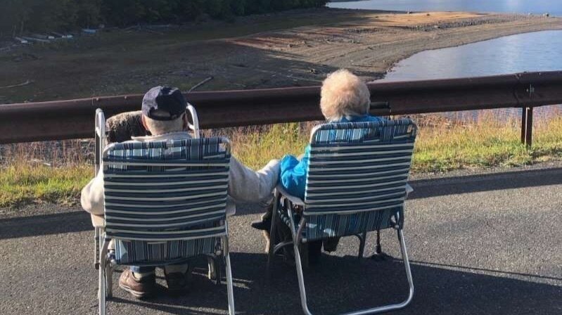  Pareja disfrutando de las vistas 