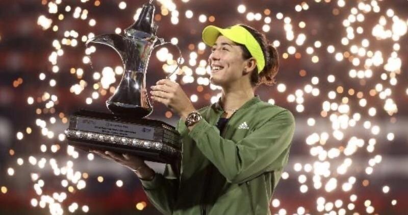  Garbiñe Muguruza alta el trofeo en Dubai | @wta 