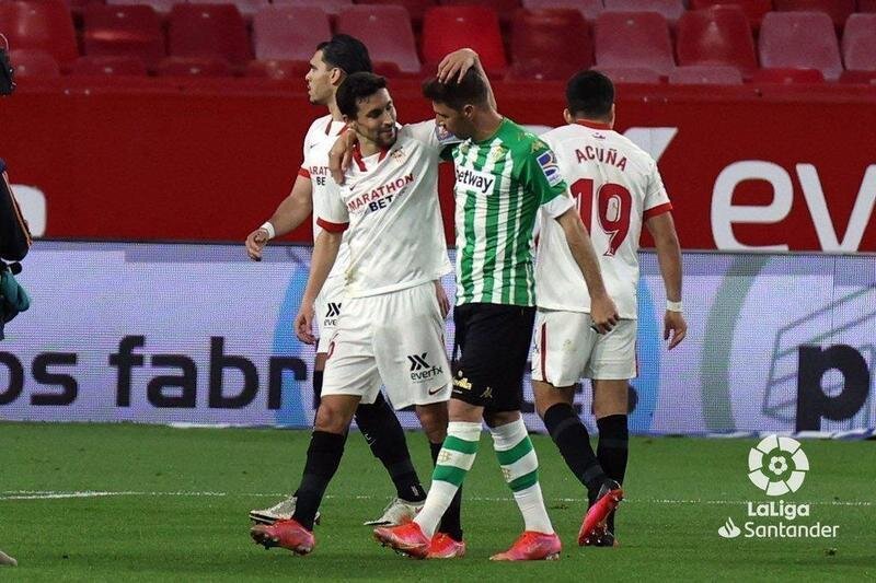 Los capitanes del Sevilla y Betis, Jesús Navas y Joaquín, al final del partido. // Twitter