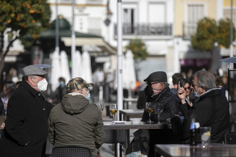  Archivo - Personas en la terraza de un bar, en Sevilla - María José López - Europa Press - Archivo 