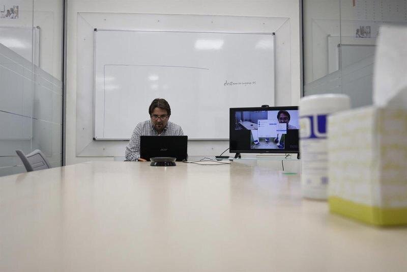  Archivo - Un profesor da una clase de forma telemática en la Academia de Inglés American Language Academy, en Madrid - Jesús Hellín - Europa Press - Archivo 