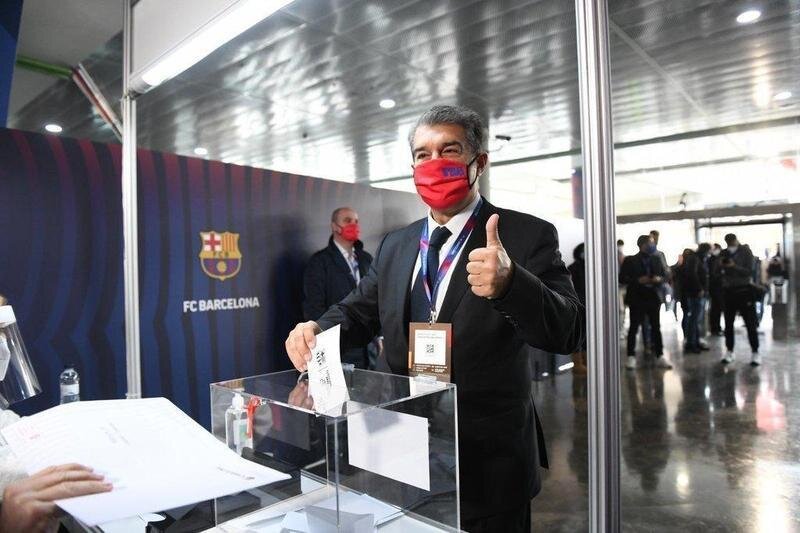  Joan Laporta votando en las elecciones del F.C. Barcelona 