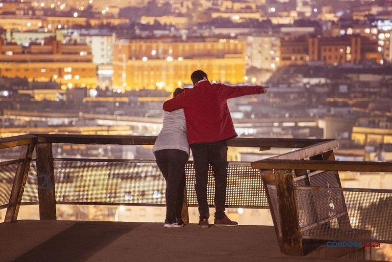  Pareja contemplando la ciudad de Córdoba. - José León. 