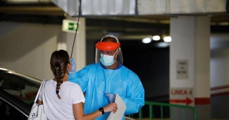  Un médico haciendo un test covid a una paciente en Córdoba 