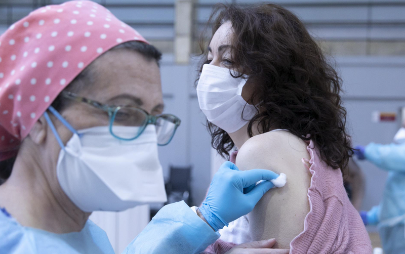  Personal sanitario durante la administración de la primera dosis de la vacuna AstraZeneca contra la Covid-19 al personal de servicio de ayuda a domicilio en las instalaciones deportiva del pabellón Sadus de la Universidad de Sevilla. En Sevilla (Andalucía - María José López - Europa Press 