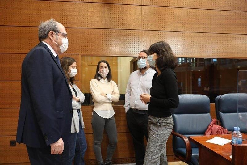  Ángel Gabilondo (i) e Isa Serra (d) durante una sesión plenaria en la Asamblea de Madrid. // EP 