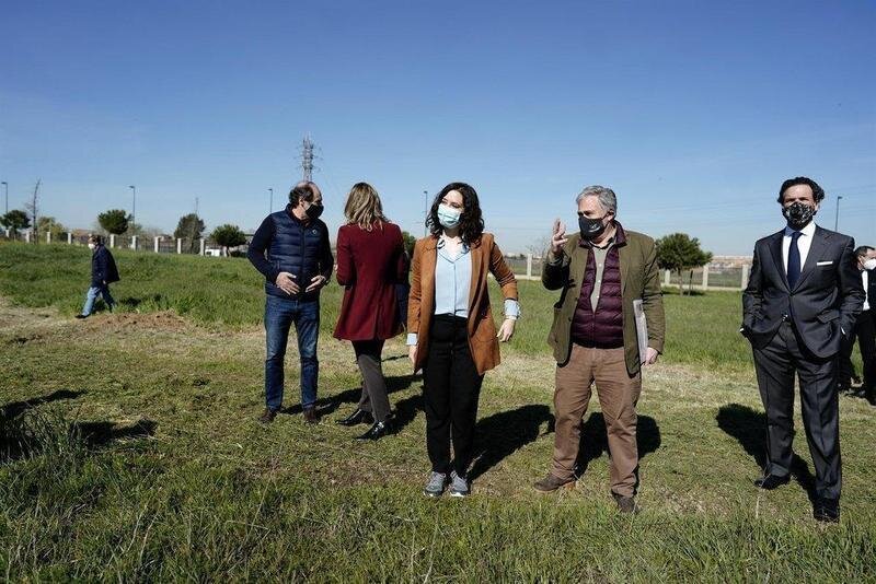  La presidenta de la Comunidad de Madrid, Isabel Díaz Ayusoen el Parque de la Alhóndiga, Getafe, - Óscar Cañas - Europa Press 