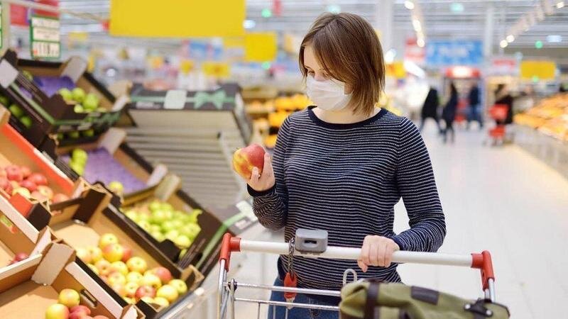  Persona con mascarilla en supermercado 