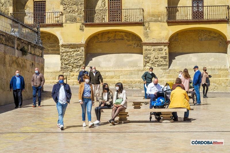  Personas disfrutando de una mañana en Córdoba. / José León. 