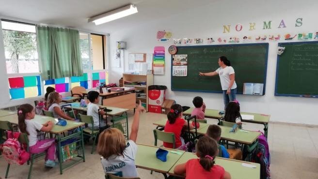  Archivo - Una profesora da clases a alumnos de Primaria en un colegio de Córdoba, en una imagen de archivo.EUROPA PRESS - Archivo 