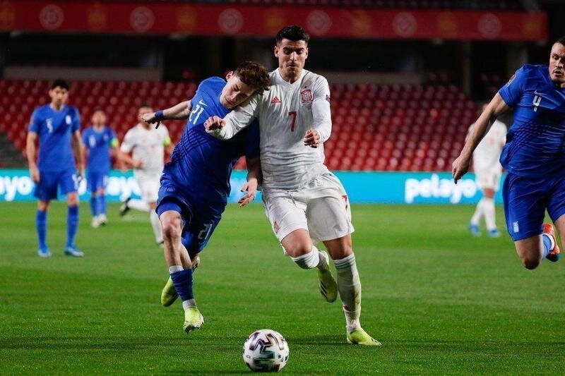  Morata peleando por un balón con un defensor griego - Selección Española de Fútbol 