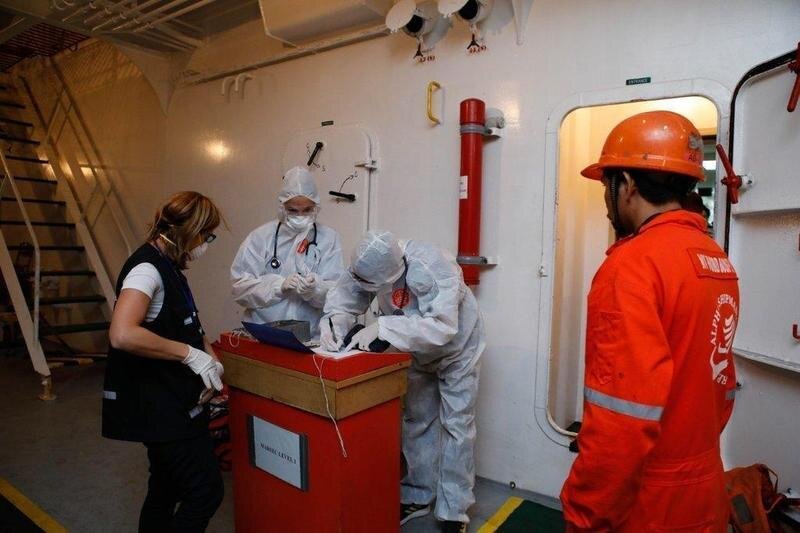  Controles de coronavirus en el interior de un barco. // Twitter 