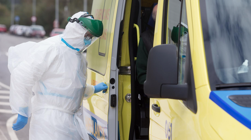  Archivo - Un trabajador sanitario totalmente protegido cierra la puerta de una ambulancia. - Carlos Castro - Europa Press - Archivo 