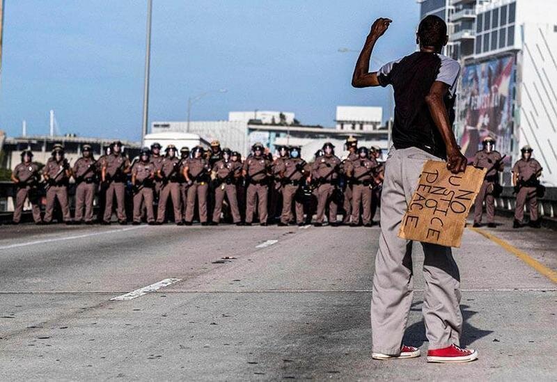  Manifestación contra el racismo en Florida, vía twitter: @MegafonoPopular 