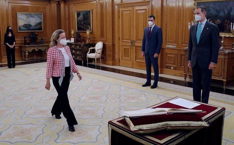  El Rey Felipe VI preside la jura o promesa de la vicepresidenta segunda y ministra de Asuntos Económicos y Transformación Digital, Nadia Calviño, en el Palacio de la Zarzuela. // EP 