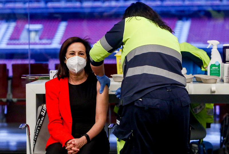  Un sanitario vacuna a la ministra de Defensa, Margarita Robles en el Wanda Metropolitano, en Madrid (España), a 1 de abril de 2021. Margarita Robles fue citada para vacunarse este jueves dentro del plan sanitario de la Comunidad de Madrid, que administra - Ricardo Rubio - Europa Press 