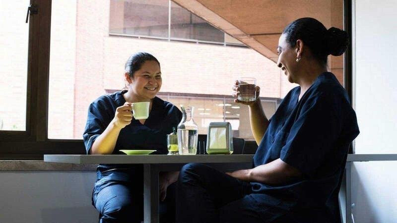  Dos empleadas hacen una pausa para tomar un café. ISTOCK 