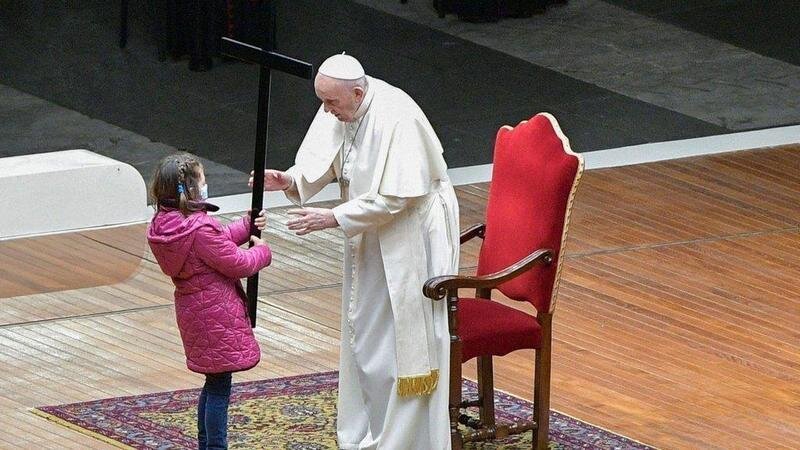  El Papa recibe la cruz en el Vía Crucis | Vaticannews 