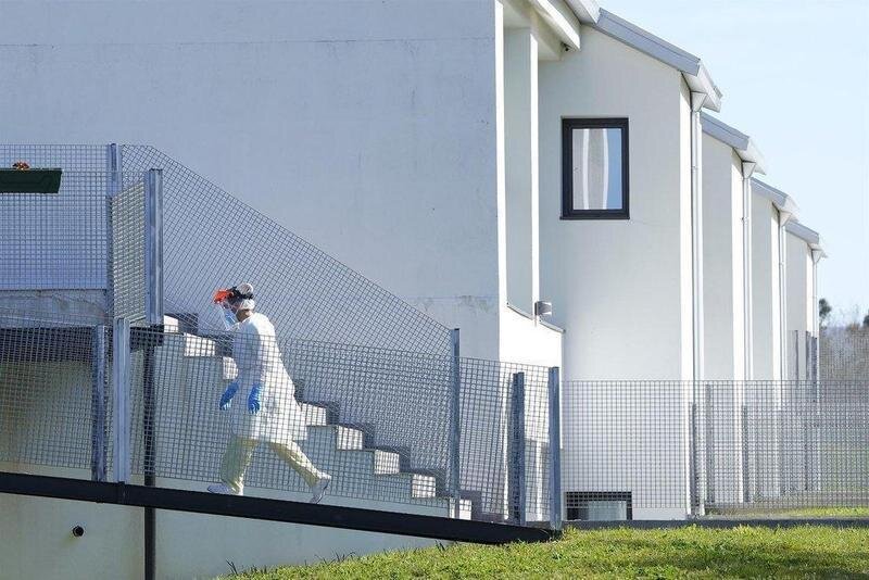  Una profesional sanitaria camina frente a la residencia de mayores Coviastec, en Silleda, Pontevedra, Galicia (España), a 22 de marzo de 2021- Álvaro Ballesteros - Europa Press 