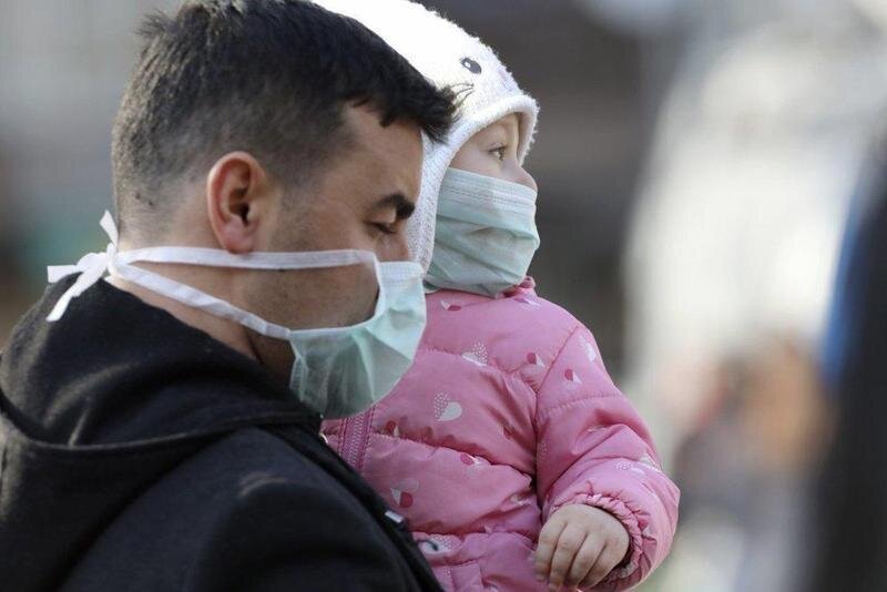  Padre e hijo con mascarilla 