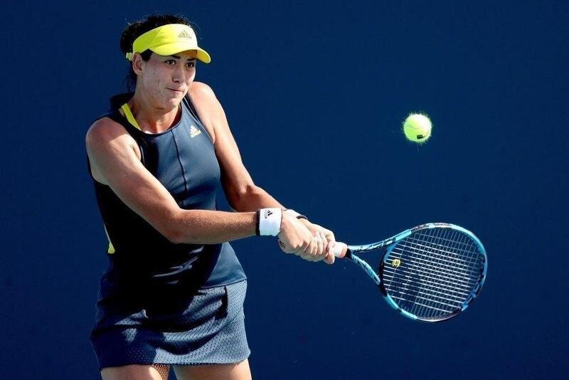  Garbiñe Muguruza golpeando una pelota de revés 