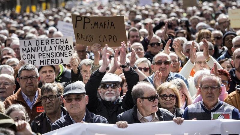  Jubilados se manifiestan ante el Congreso 