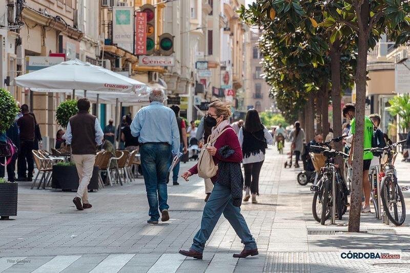  Gente paseando por calle Jose Cruz Conde / Pilar Gázquez. 