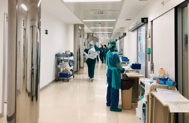  Profesionales sanitarios en el Hospital Clínico Virgen de la Victoria de Málaga (Foto de archivo). - JUNTA DE ANDALUCÍA - Archivo 