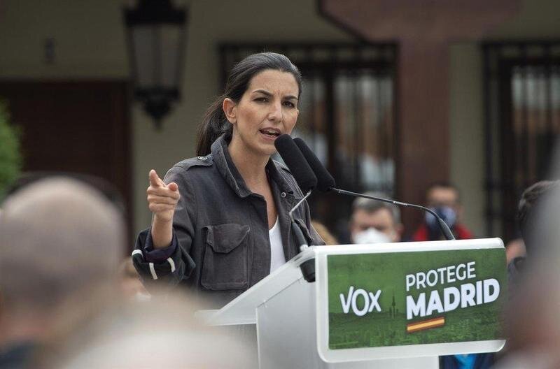  La candidata de Vox a la Presidencia de la Comunidad de Madrid, Rocío Monasterio, durante un acto de precampaña en la plaza de la Constitución del Ayuntamiento de Pinto. - Alberto Ortega - Europa Press 