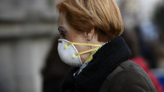  Mujer con mascarilla 