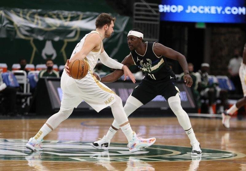  Luka Doncic disputando un partido contra Milwaukee Bucks 