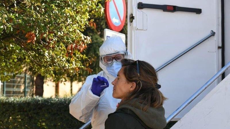  Médico realizando una prueba PCR en Granada 