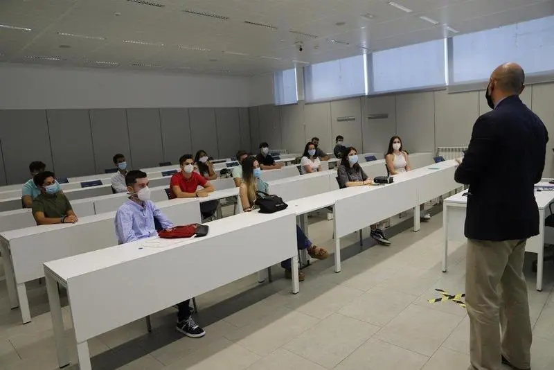  Alumnos de la Universidad Loyola Andalucía en una clase presencial. // EP 