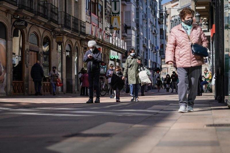  Varias personas caminan por una calle céntrica de Vitoria, que desde este miércoles 7 de abril cuenta con un nuevo cierre perimetral, a 7 de abril de 2021, en Vitoria, Álava, Euskadi, (España). - Iñaki Berasaluce - Europa Press 