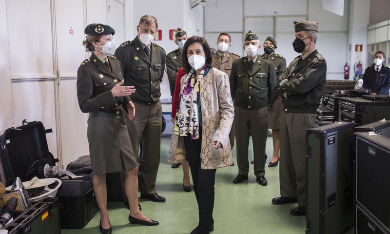  La ministra de Defensa, Margarita Robles (c), durante su visita al Centro Militar de Veterinaria de la Defensa, a 5 de abril de 2021, en Madrid, (España). - Alejandro Martínez Vélez - Europa Press 