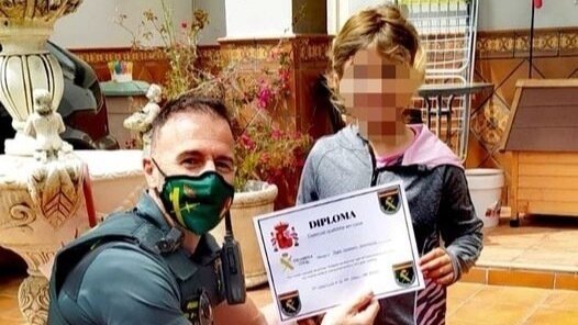  Alba, la niña de 7 años, premiada. Visto en Twitter: @guardiacivil 