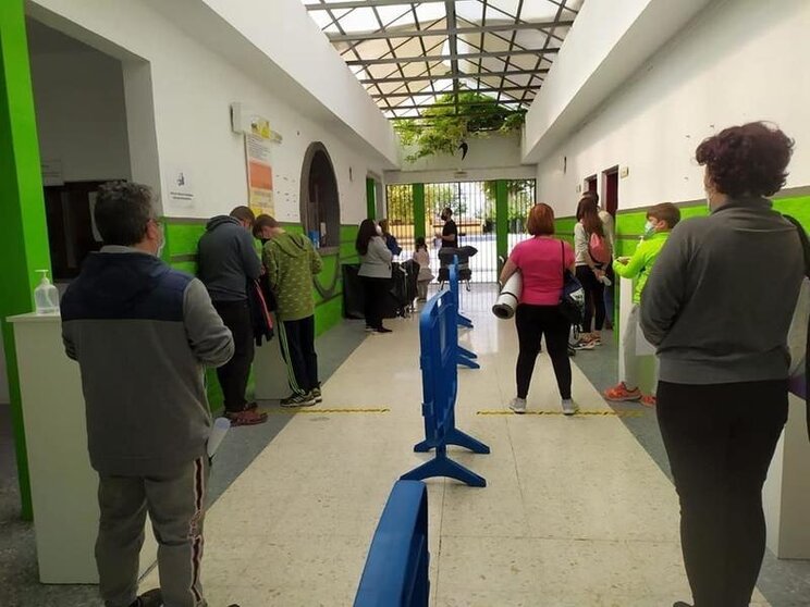  Personas haciendo la cola para hacerse la prueba. AYUNTAMIENTO DE MARACENA 