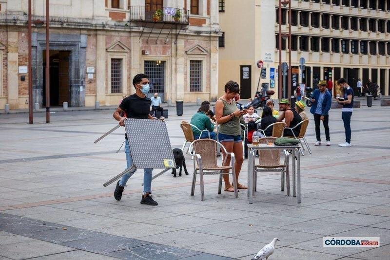  Un camarero recoge una de las terrazas en La Corredera, Córdoba. | José León. 