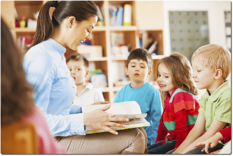  Profesora dando clase. Imagen de archivo 