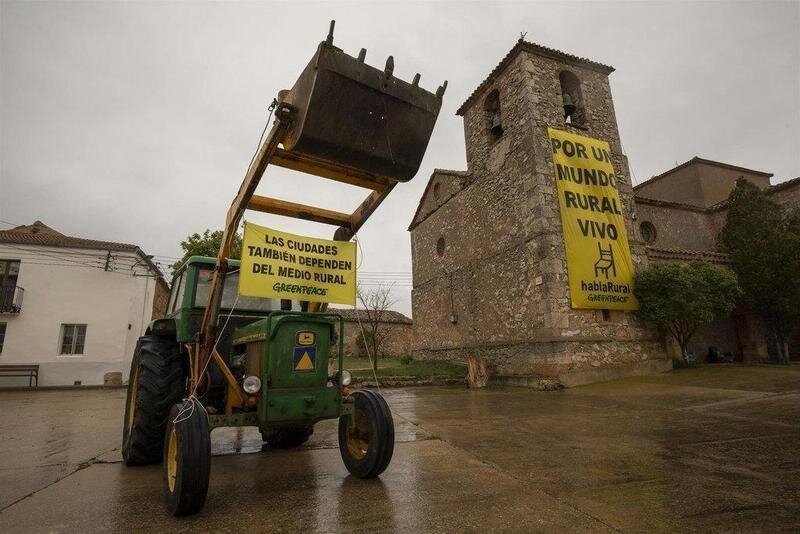  22/04/2021. Castejón Del Campo, España. Greenpeace Despliega Una Pancarta Gigante En El Campanario De La Iglesia De Castejón Del Campo (Soria) Con El Mensaje "Por Un Mundo Rural Vivo". - PABLO BLÁZQUEZ 