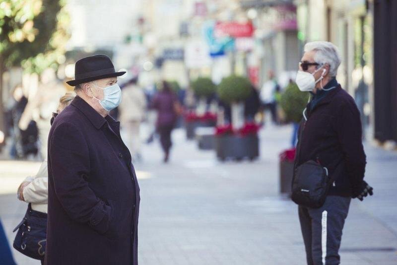  Cordobeses con mascarillas. - José León. 