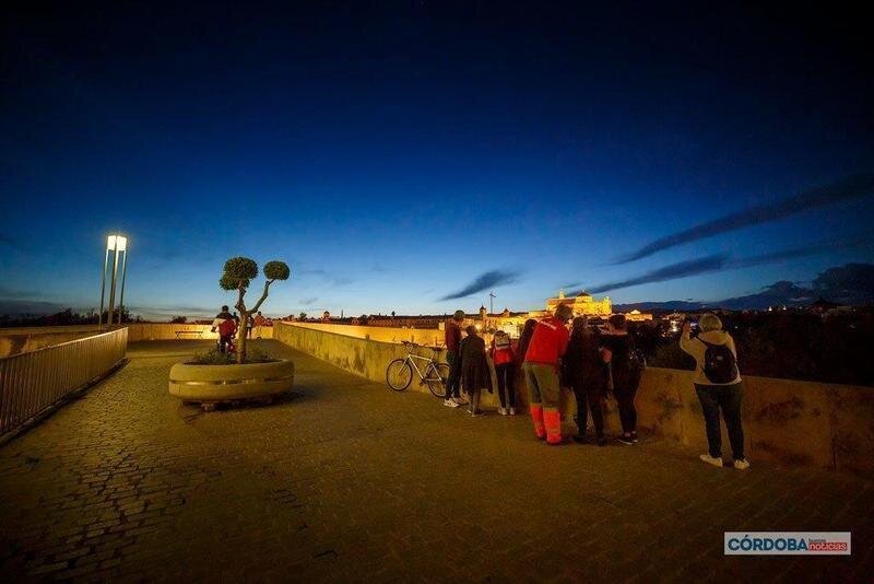  Un grupo de personas observan las Mezquita al atardecer. | José León. 