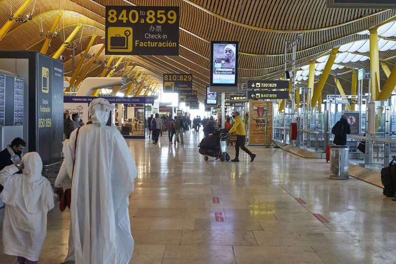  Varios pasajeros caminan por las instalaciones de la Terminal 4 del aeropuerto Madrid-Barajas Adolfo Suárez, en Madrid (España), a 12 de enero de 2021. - Jesús Hellín - Europa Press 