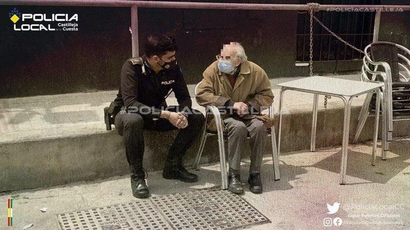  El agente Juanmi charlando con el anciano desorientado 