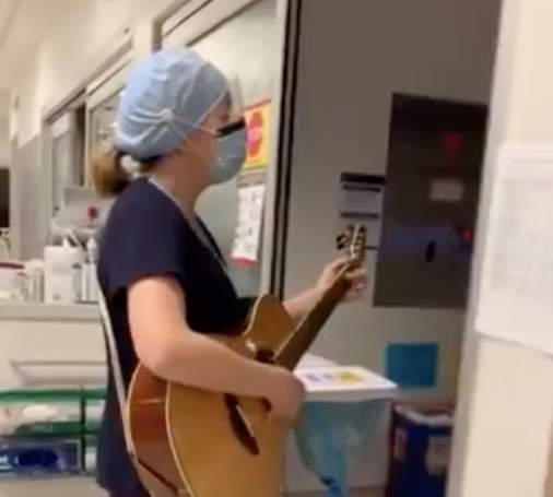  Enfermera cantando a los pacientes, vista en Twitter: @OttawaHospital 