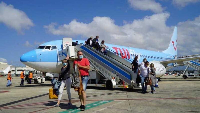  Turistas llegando a Baleares. Imagen de archivo 